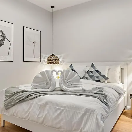 Tova Pearl Ultracentral - Romana Square Subway Apartment