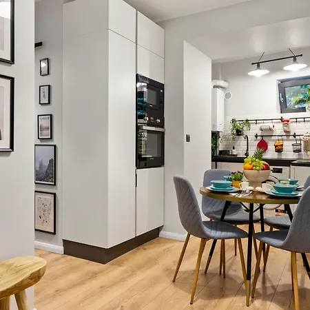 Tova Pearl Ultracentral - Romana Square Subway * Bucureşti