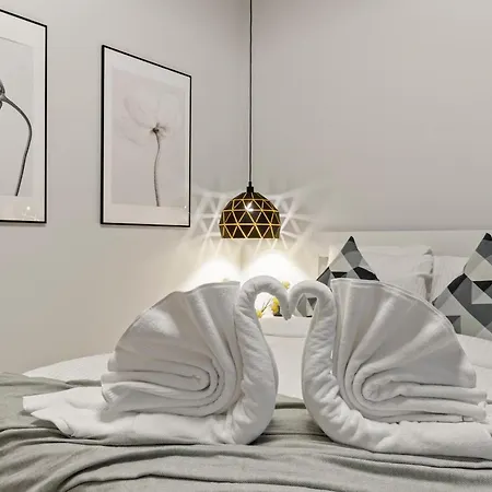 Tova Pearl Ultracentral - Romana Square Subway Apartment