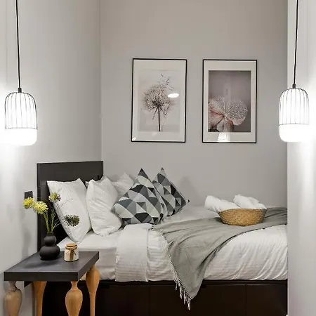 Tova Pearl Ultracentral - Romana Square Subway * בוקרשט